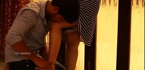  desimasala.co -Sashi aunty seduced by young boy (Navel kiss and cleavage show)